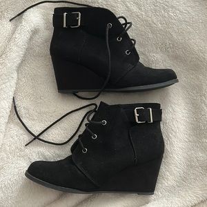 Black Wedge Seude boot